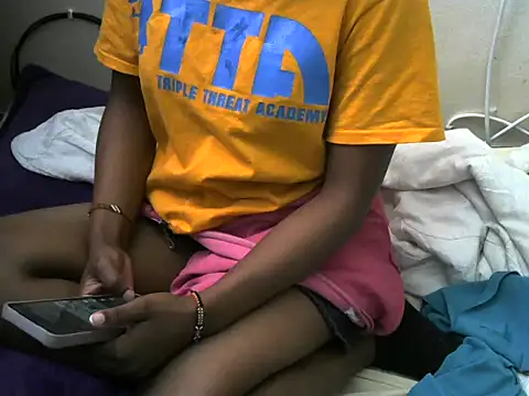 Ma-yolo001 online show from November 21, 9:30 am