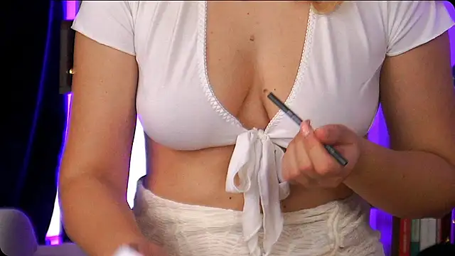 Snapshot of Bailey_Evans chatting on October 23, 4:23 am Bailey Evans online show from October 23, 4:23 am