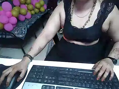 Snapshot of Arushisingh8888 chatting on December 18, 11:45 am Arushisingh8888 online show from December 18, 11:45 am