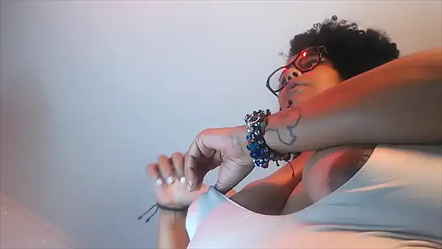 Snapshot of ebony_Exotica chatting on December 14, 12:01 am ebony Exotica online show from December 14, 12:01 am