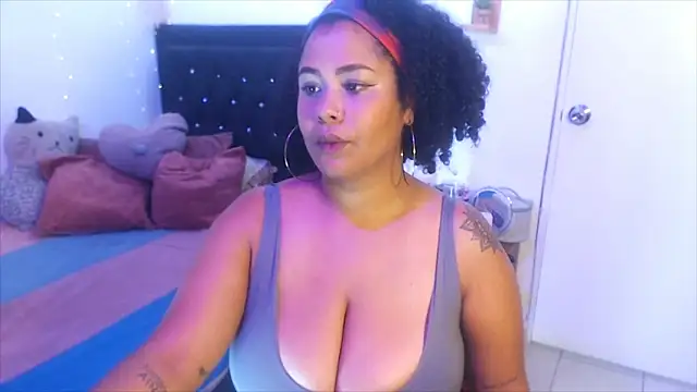 Snapshot of ebony_Exotica chatting on December 22, 3:33 pm ebony Exotica online show from December 22, 3:33 pm