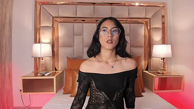 Snapshot of DaraBeckett chatting on December 19, 12:01 pm DaraBeckett online show from December 19, 12:01 pm