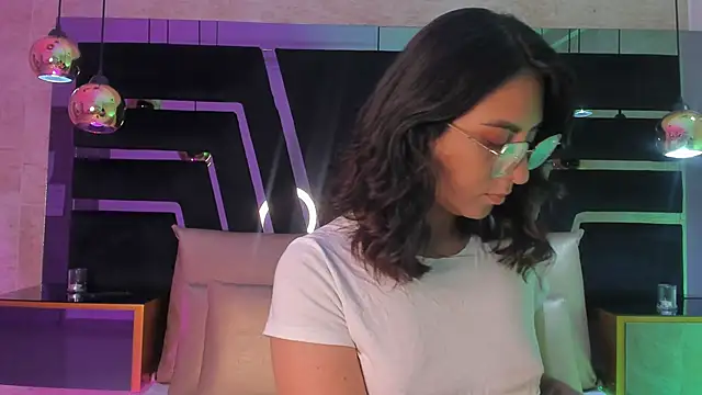 Snapshot of DaraBeckett chatting on October 19, 11:44 am DaraBeckett online show from October 19, 11:44 am