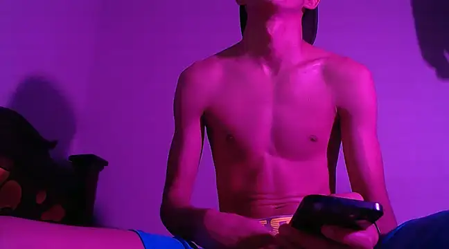 Snapshot of isaaclatino chatting on December 7, 10:56 am isaaclatino online show from December 7, 10:56 am