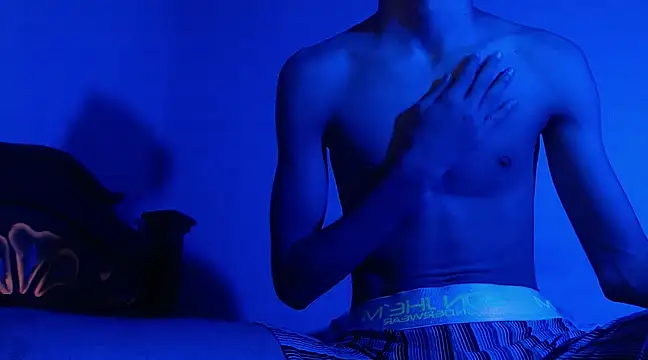 Snapshot of isaaclatino chatting on December 10, 6:01 am isaaclatino online show from December 10, 6:01 am