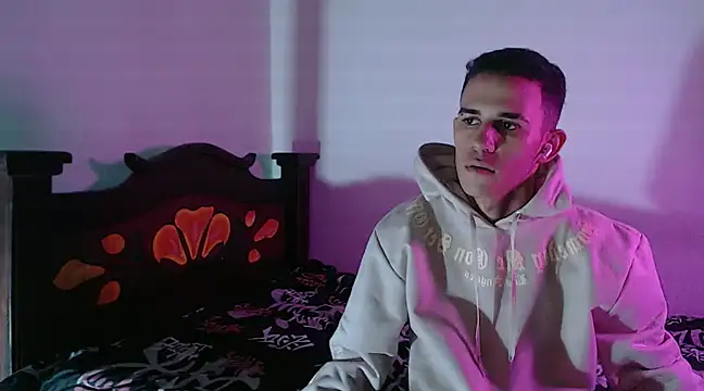 Snapshot of isaaclatino chatting on December 13, 3:27 am isaaclatino online show from December 13, 3:27 am