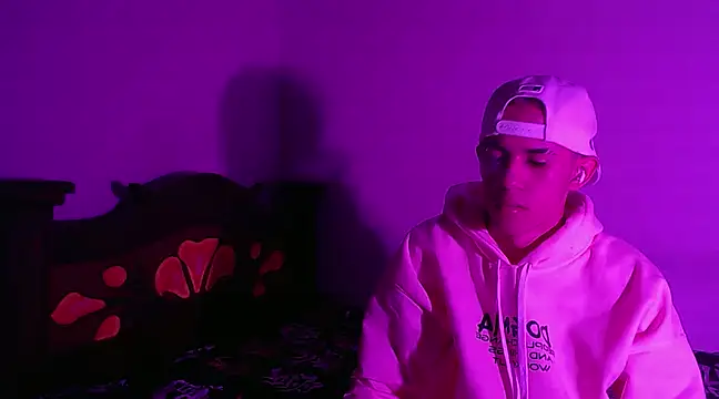 Snapshot of isaaclatino chatting on December 15, 6:18 am isaaclatino online show from December 15, 6:18 am