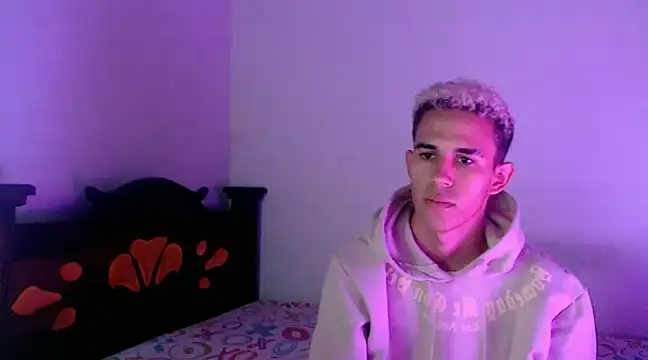 Snapshot of isaaclatino chatting on March 3, 6:48 am isaaclatino online show from March 3, 6:48 am