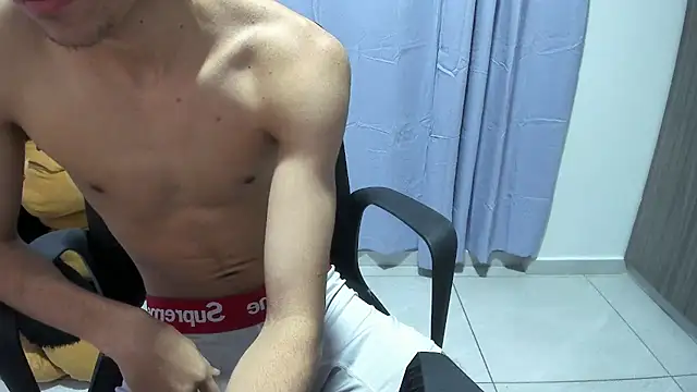 Snapshot of isaaclatino chatting on October 15, 6:24 am isaaclatino online show from October 15, 6:24 am