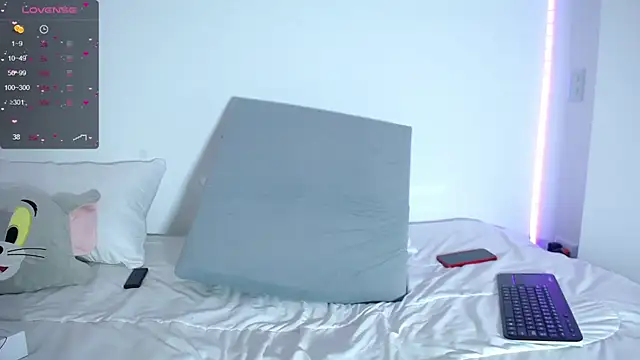 Snapshot of megan_bluee23 chatting on December 4, 1:42 pm megan bluee23 online show from December 4, 1:42 pm