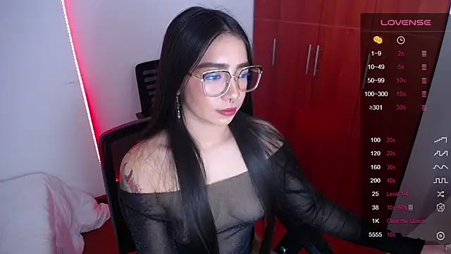 Snapshot of megan_bluee23 chatting on March 18, 2:04 pm megan bluee23 online show from March 18, 2:04 pm