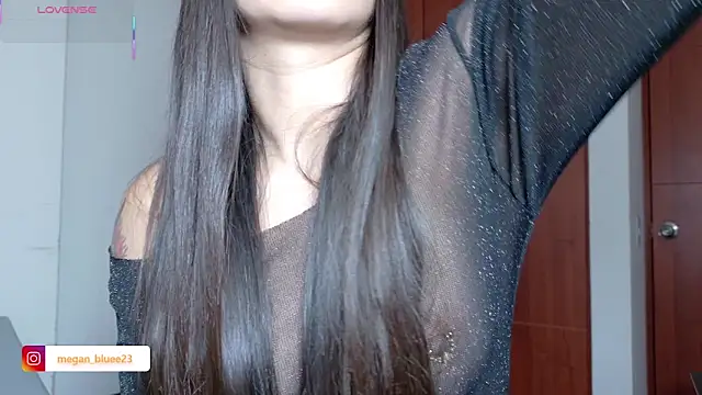 Snapshot of megan_bluee23 chatting on December 18, 4:24 pm megan bluee23 online show from December 18, 4:24 pm