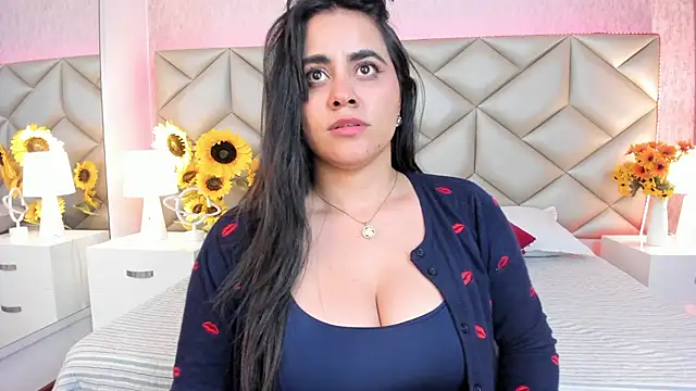 Brenda Garcia online show from November 13, 10:30 pm