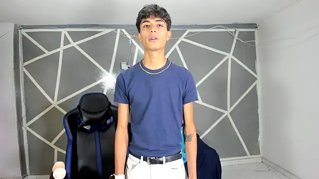 oliverhot2005 online show from December 10, 8:05 pm