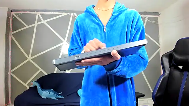 oliverhot2005 online show from December 12, 12:38 am