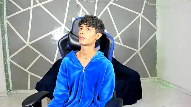 oliverhot2005 online show from December 17, 9:16 pm