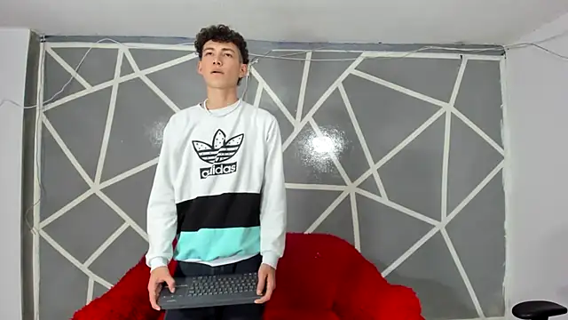 oliverhot2005 online show from January 13, 8:37 pm