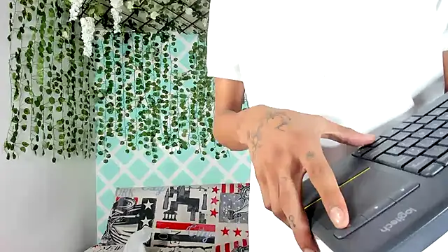 oliverhot2005 online show from March 16, 3:17 pm