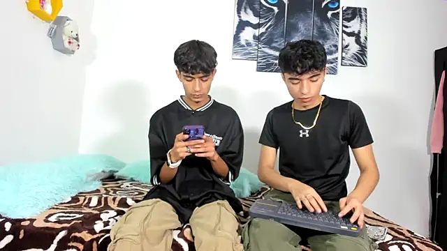 oliverhot2005 online show from March 18, 4:04 pm