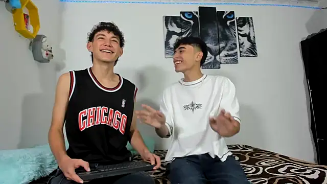 oliverhot2005 online show from March 22, 1:08 pm