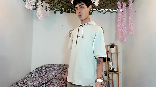 oliverhot2005 online show from September 13, 3:45 pm