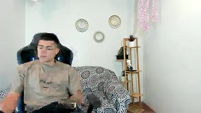 oliverhot2005 online show from September 20, 8:54 pm