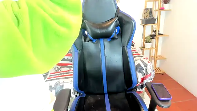 oliverhot2005 online show from October 21, 4:57 am