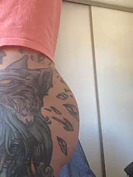 Snapshot of Luccreccia_ chatting on October 11, 12:15 pm Luccreccia online show from October 11, 12:15 pm