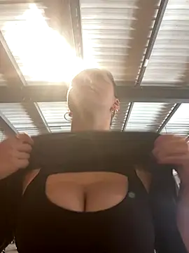 Snapshot of Luccreccia_ chatting on October 12, 8:24 am Luccreccia online show from October 12, 8:24 am