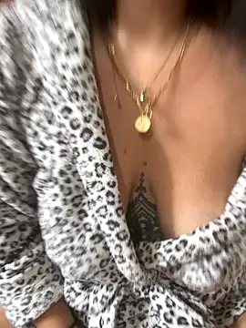 Snapshot of Luccreccia_ chatting on October 18, 9:10 am Luccreccia online show from October 18, 9:10 am