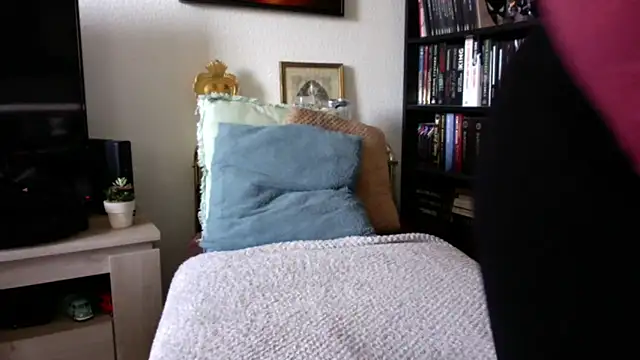 Snapshot of Luccreccia_ chatting on October 23, 8:46 am Luccreccia online show from October 23, 8:46 am