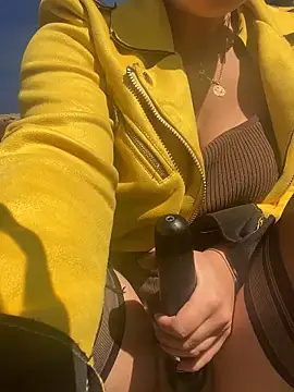 Snapshot of Luccreccia_ chatting on November 17, 10:54 am Luccreccia online show from November 17, 10:54 am