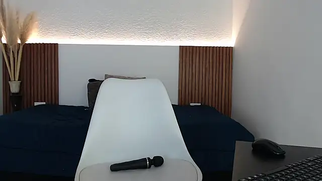 Snapshot of Dakotagloss chatting on February 23, 8:33 pm Dakotagloss online show from February 23, 8:33 pm