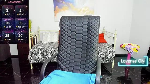 Julia Dean online show from November 28, 1:14 pm