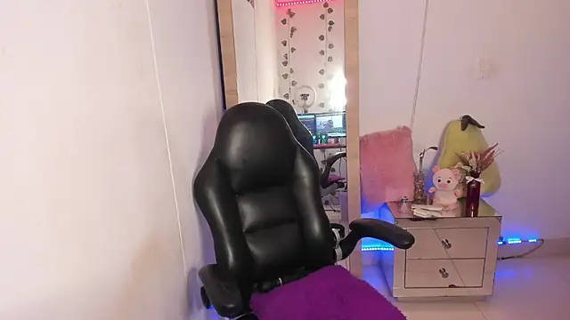 hellensexy online show from March 8, 12:00 am