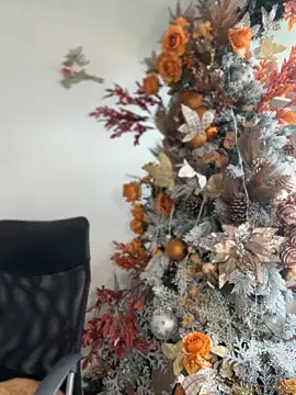 Snapshot of ValerieHilton chatting on December 14, 8:29 pm ValerieHilton online show from December 14, 8:29 pm