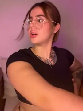 Snapshot of ValerieHilton chatting on January 7, 2:53 am ValerieHilton online show from January 7, 2:53 am