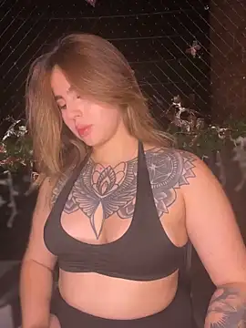 Snapshot of ValerieHilton chatting on January 17, 12:42 am ValerieHilton online show from January 17, 12:42 am