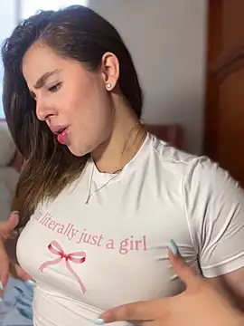 Snapshot of ValerieHilton chatting on March 13, 10:32 pm ValerieHilton online show from March 13, 10:32 pm