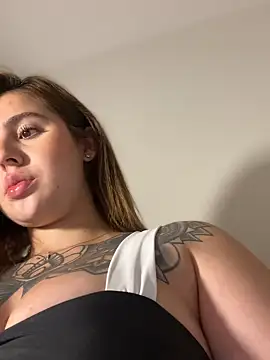 Snapshot of ValerieHilton chatting on March 21, 12:51 am ValerieHilton online show from March 21, 12:51 am