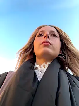 LoraaDoll online show from October 1, 2:45 pm