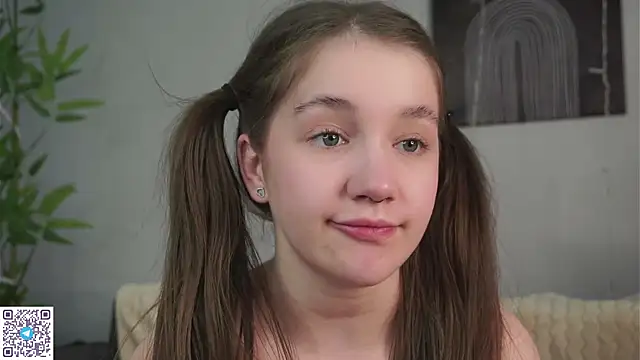 AmiLewis online show from February 3, 7:40 am