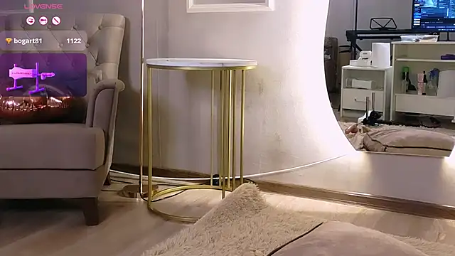 Britney Lynch online show from February 17, 12:10 am