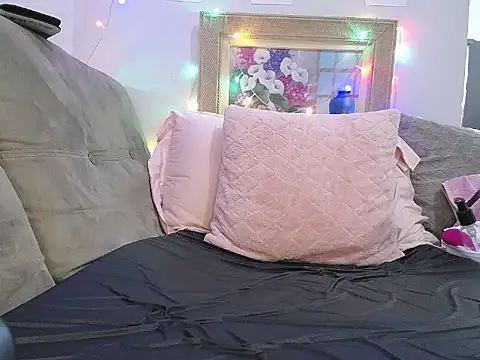 Snapshot of Irresistible24 chatting on February 23, 8:11 pm Irresistible24 online show from February 23, 8:11 pm