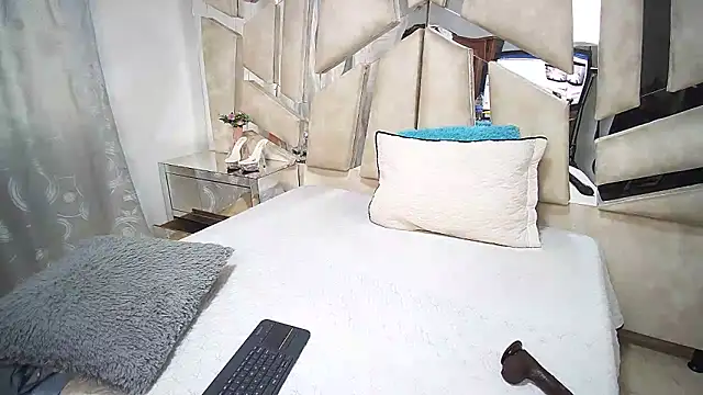 Natalyefoster online show from February 10, 9:47 pm