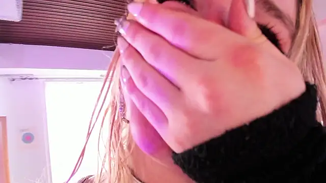 misschloe   online show from December 7, 8:05 pm