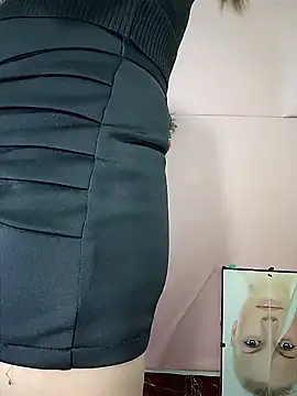 Snapshot of zizi_public chatting on February 6, 2:33 am zizi public online show from February 6, 2:33 am