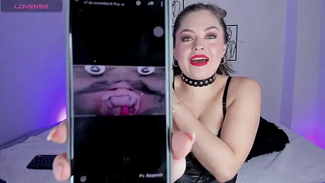 Snapshot of ale_blossom chatting on December 10, 3:52 am ale blossom online show from December 10, 3:52 am