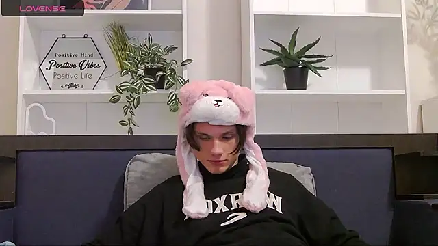 CalvinCay online show from December 5, 8:00 pm