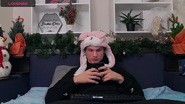 CalvinCay online show from December 11, 8:18 pm